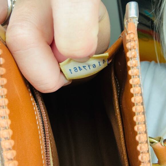 Vintage DOONEY & BOURKE 90s Tan Brown Leather All Weather Shoulder Purse Handbag - Picture 9 of 15